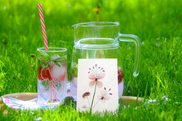 Grußkarte, Fadendesign, Wiese, Erdbeeren, Picknick, Glasflasche, Trinkglas,