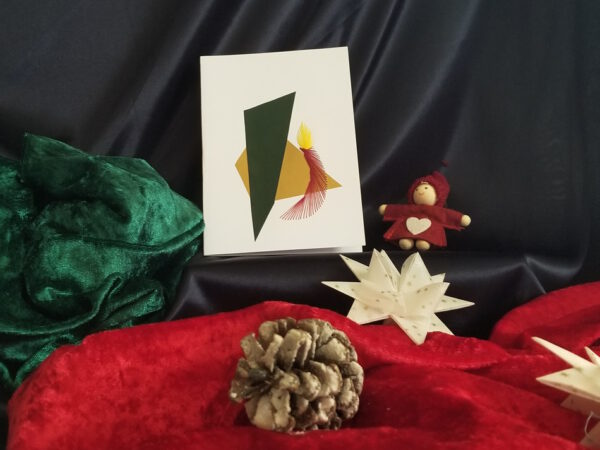 Grußkarte, Fadendesign, Tannenbaum aus Holz, weiße Sterne, roter Stoff, Tannenzapfen, handgefertigtes Weihnachtspüppchen,