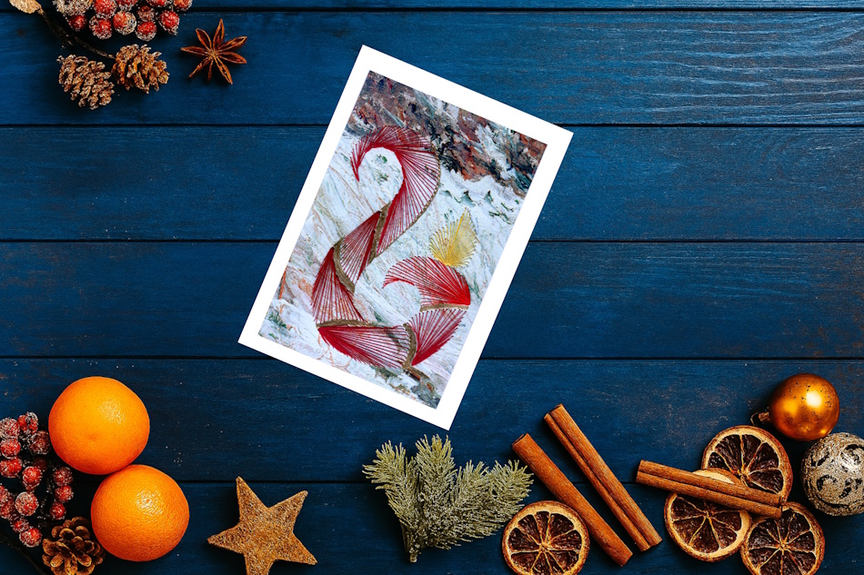 Grußkarte, Fadendesign, blauer Holztisch, Fruchtorange, Zimtstangen, Adventsdekoration, Weihnachtszeit, Weihnachtskugeln