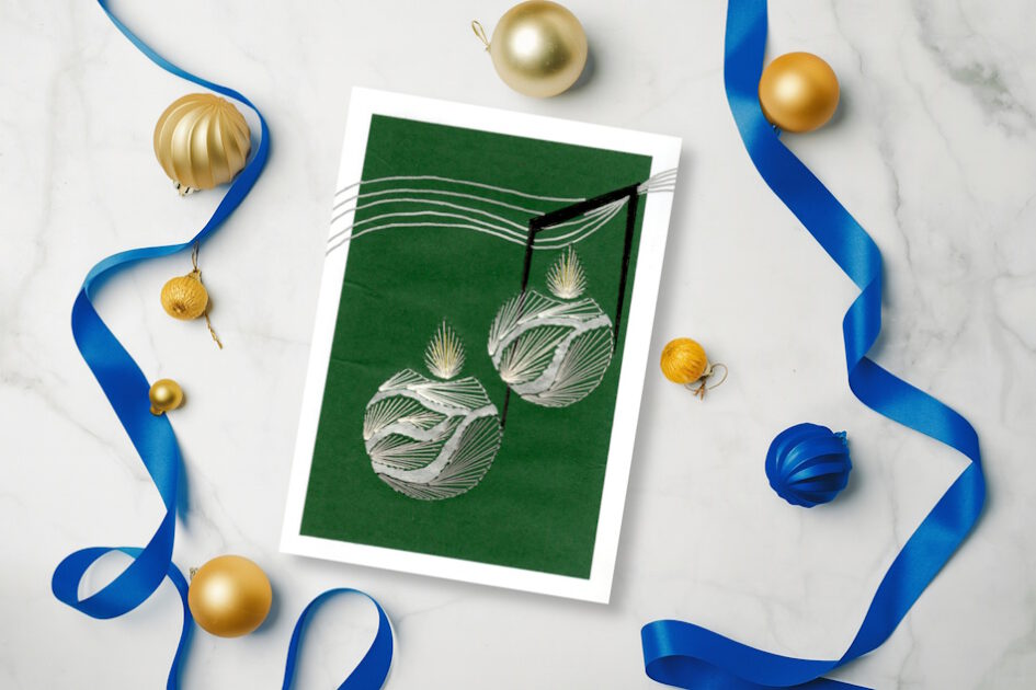 Grußkarte, Fadendesign, Marmorplatte, blaue Bänder, Weihnachtskugeln