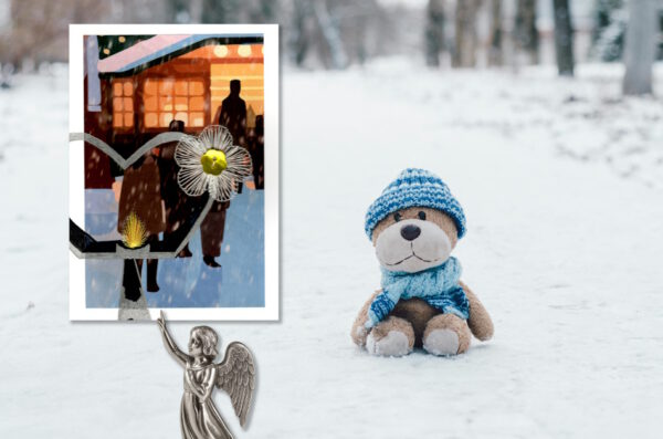 Grußkarte, Fadendesign, Winter, Teddybär, Engel, blauer Schal, blaue Mütze, Wald, Schnee